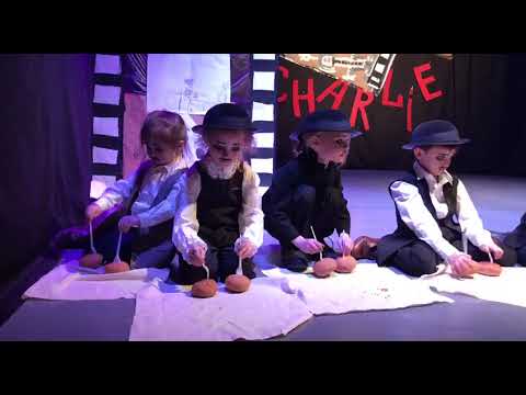 Восемь Чарли Чаплинов вышли на сцену театра "Домик Фанни Белл"